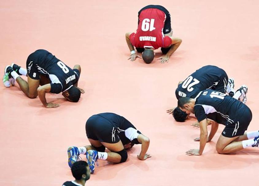 Egiziani in preghiera prima della sida contro la Russia (Gruppo CF). Epa